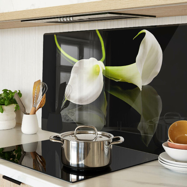 Glazen snijplanken Lelie op een zwarte achtergrond