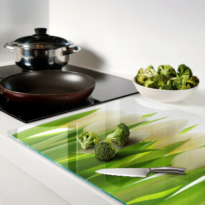 Glazen snijplanken Tulpen tegen een achtergrond van groene bladeren