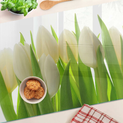 Glazen snijplanken Tulpen tegen een achtergrond van groene bladeren