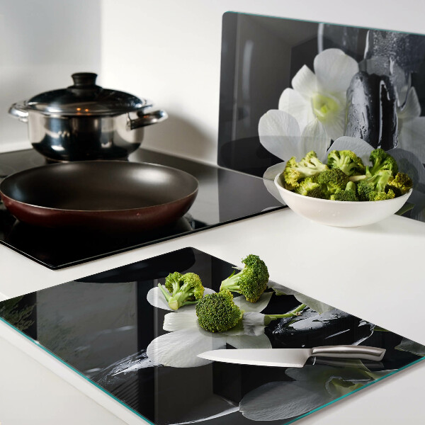 Snijplanken van glas Orchideeën op een zwarte achtergrond