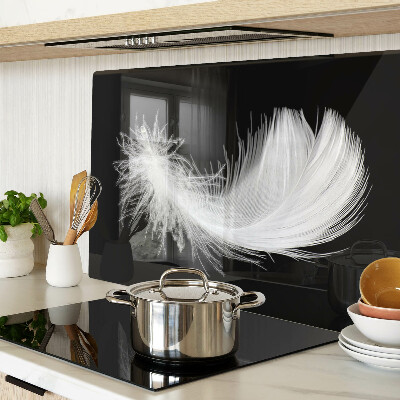 Glazen snijplanken Veer op een zwarte achtergrond