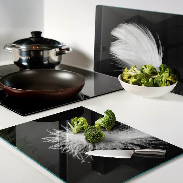 Glazen snijplanken Veer op een zwarte achtergrond