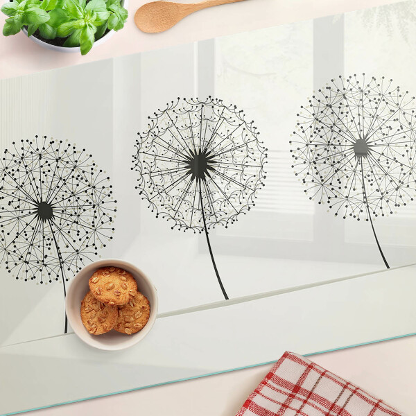 Snijplanken glas Paardenbloemen op een witte achtergrond