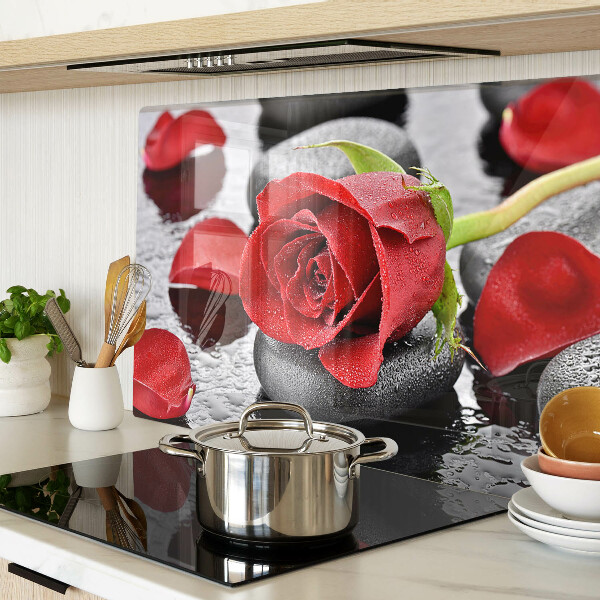 Snijplanken van glas Roos op stenen met waterdruppels