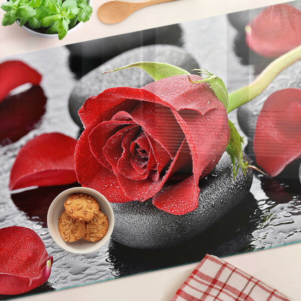 Snijplanken van glas Roos op stenen met waterdruppels