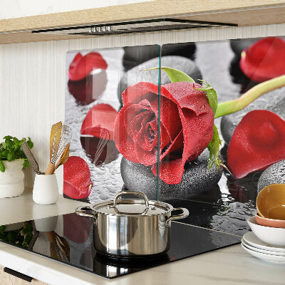 Snijplanken van glas Roos op stenen met waterdruppels