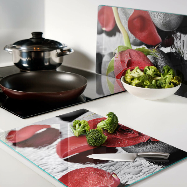 Snijplanken van glas Roos op stenen met waterdruppels