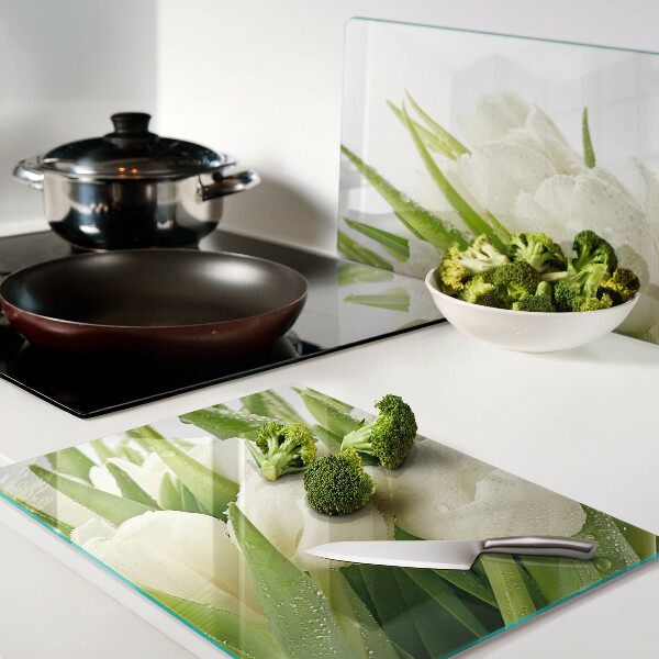 Snijplanken van glas Tulpen in waterdruppels