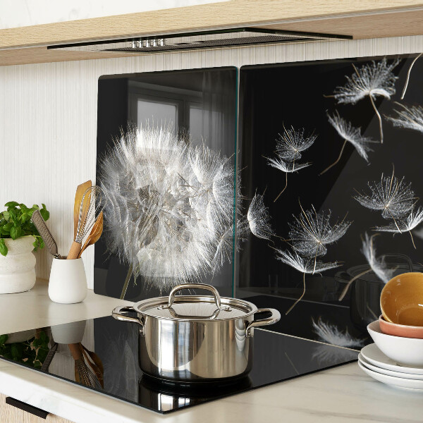 Glazen snijplanken Paardenbloemen op een zwarte achtergrond