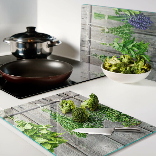 Snijplanken glas Gedroogde kruiden op een houten achtergrond