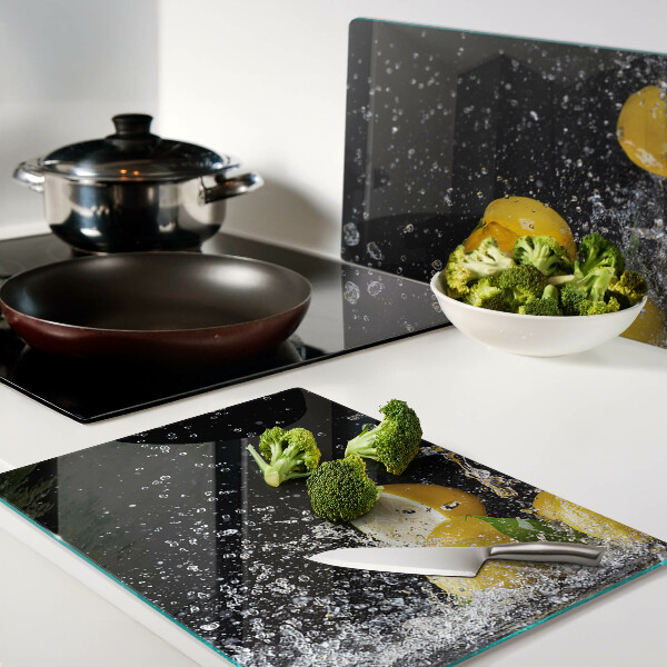 Snijplanken van glas Citroenen in water