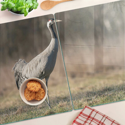 Glazen snijplanken Een kraan tegen de achtergrond van een landschap.