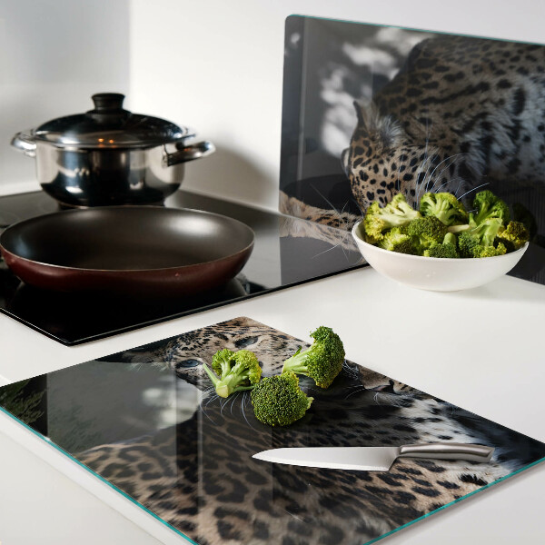 Glazen snijplanken Jachtluipaarden op een donkere achtergrond