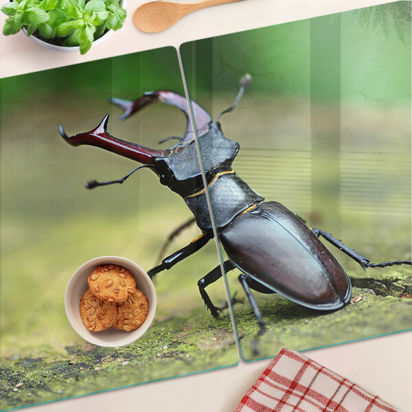 Glazen snijplanken Hertkever op een groene achtergrond