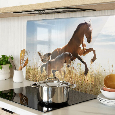 Glazen snijplanken Paarden in een weiland in de zon.