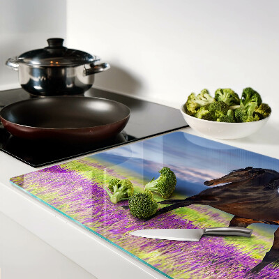 Snijplanken glas Een paard tegen een achtergrond van paarse bloemen