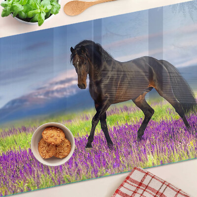 Snijplanken glas Een paard tegen een achtergrond van paarse bloemen