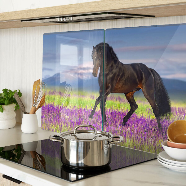 Snijplanken glas Een paard tegen een achtergrond van paarse bloemen