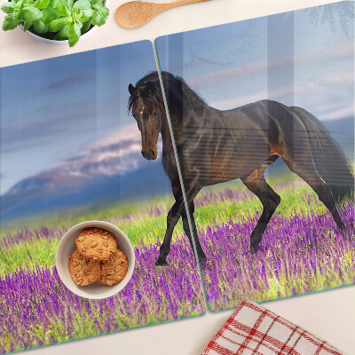 Snijplanken glas Een paard tegen een achtergrond van paarse bloemen