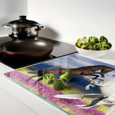 Glazen snijplanken Paarden tegen de achtergrond van bergen en bloemen.