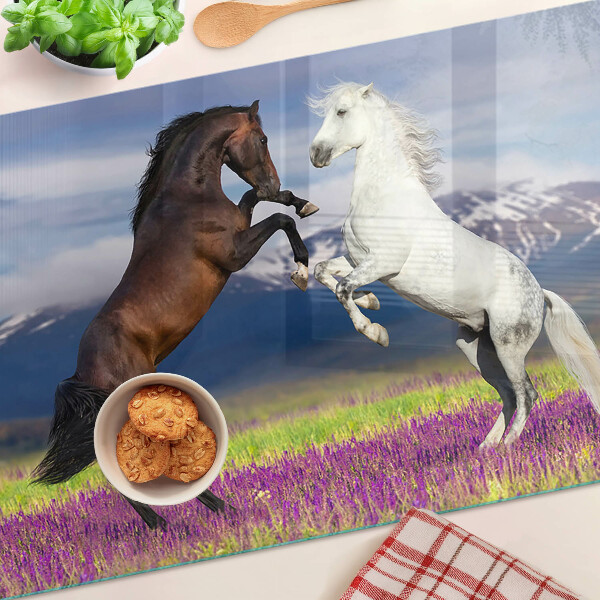 Glazen snijplanken Paarden tegen de achtergrond van bergen en bloemen.