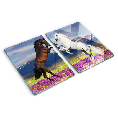 Glazen snijplanken Paarden tegen de achtergrond van bergen en bloemen.