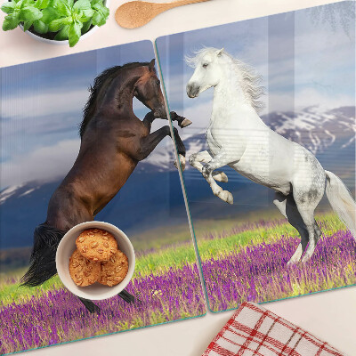 Glazen snijplanken Paarden tegen de achtergrond van bergen en bloemen.