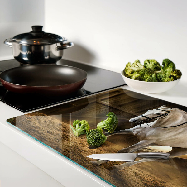 Snijplanken van glas Een paard in beweging in de stal.