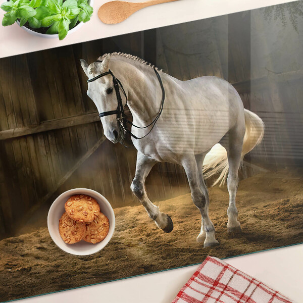 Snijplanken van glas Een paard in beweging in de stal.