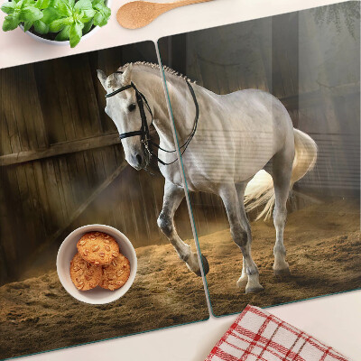 Snijplanken van glas Een paard in beweging in de stal.