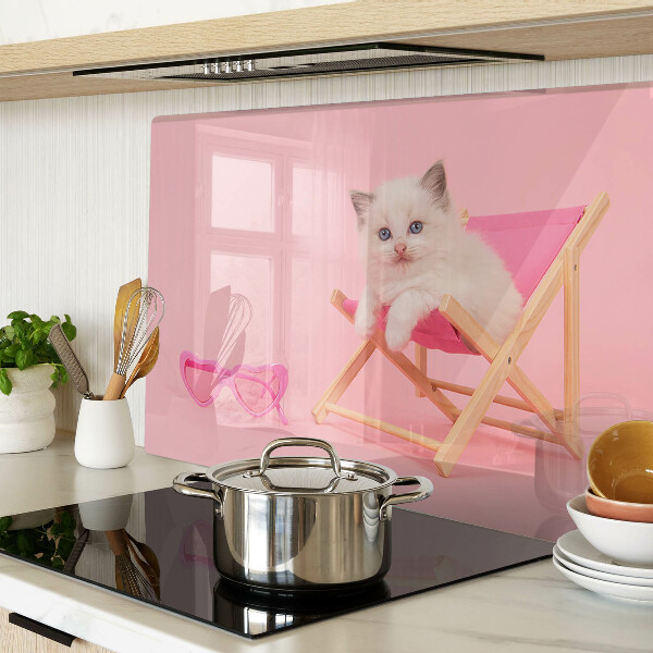 Snijplanken glas Een kitten op een ligstoel tegen een roze achtergrond.