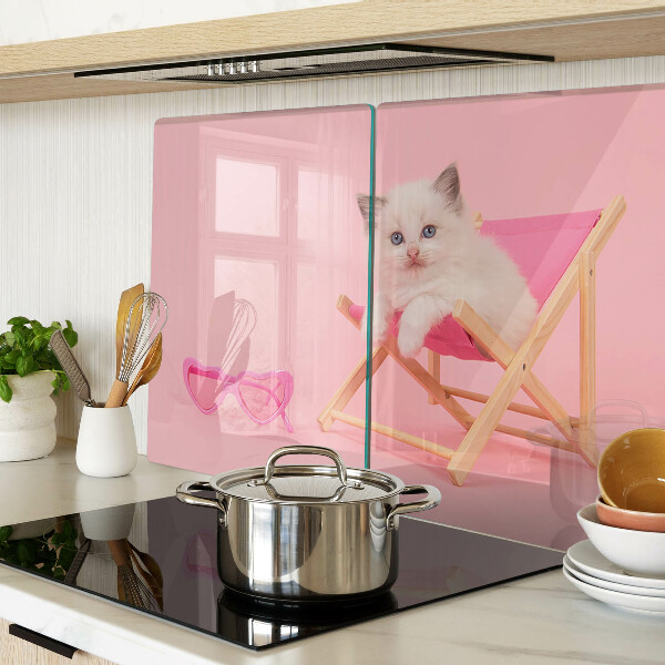 Snijplanken glas Een kitten op een ligstoel tegen een roze achtergrond.