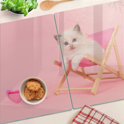 Snijplanken glas Een kitten op een ligstoel tegen een roze achtergrond.