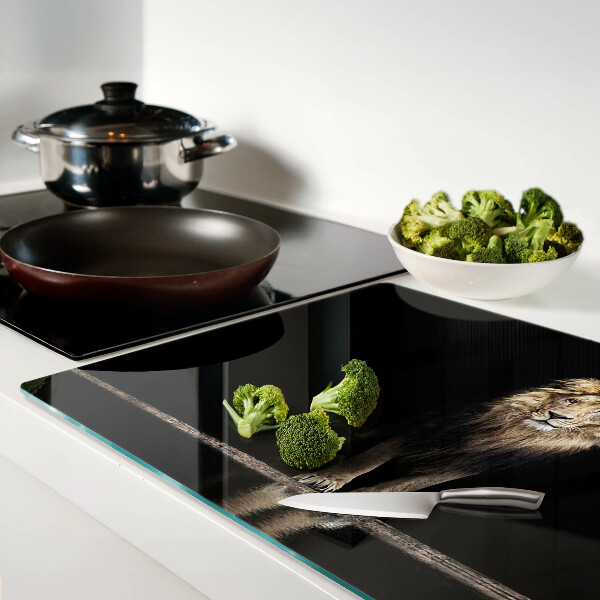 Snijplanken glas Leeuw op een donkere achtergrond