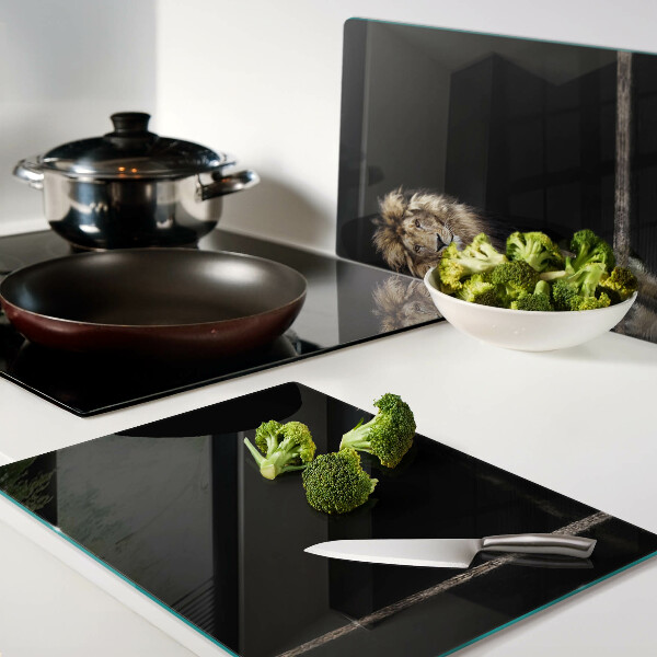 Snijplanken glas Leeuw op een donkere achtergrond