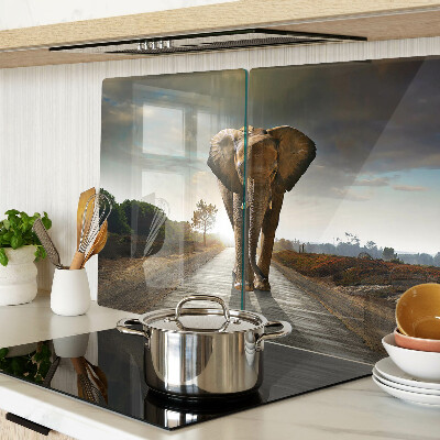 Glazen snijplanken Olifant op de weg bij zonsondergang