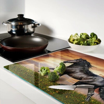 Snijplanken glas Een paard tegen de achtergrond van de ondergaande zon.