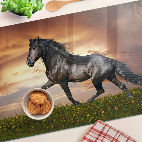 Snijplanken glas Een paard tegen de achtergrond van de ondergaande zon.