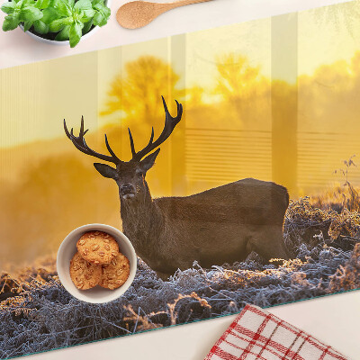 Snijplanken glas Een hert tegen de achtergrond van een ochtendlandschap.