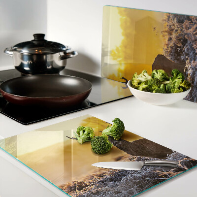 Snijplanken glas Een hert tegen de achtergrond van een ochtendlandschap.