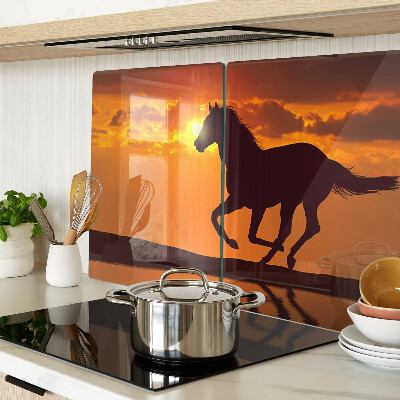 Snijplanken glas Een paard tegen de achtergrond van de ondergaande zon.