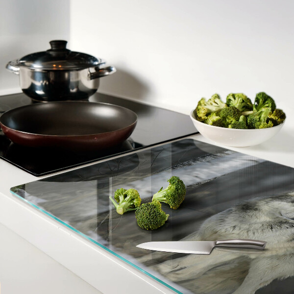 Snijplanken van glas Een wolf in een bosrijke omgeving.