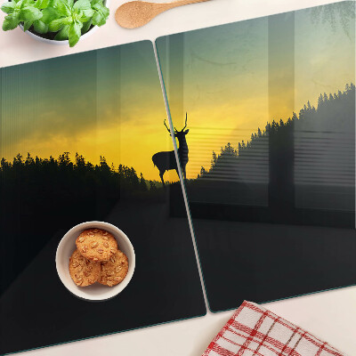 Snijplanken glas Herten tegen de achtergrond van de ondergaande zon.