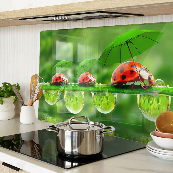 Glazen snijplanken Lieveheersbeestjes op bladeren met waterdruppels