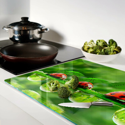 Glazen snijplanken Lieveheersbeestjes op bladeren met waterdruppels