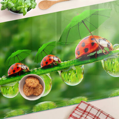 Glazen snijplanken Lieveheersbeestjes op bladeren met waterdruppels