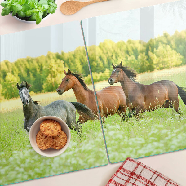 Snijplanken glas Een bijeenkomst van paarden in het veld.