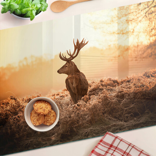 Glazen snijplanken Hert tegen de achtergrond van de zonsondergang