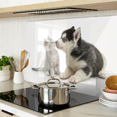 Snijplanken glas Een kitten en een puppy in vriendschap.