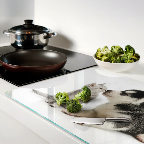 Snijplanken glas Een kitten en een puppy in vriendschap.